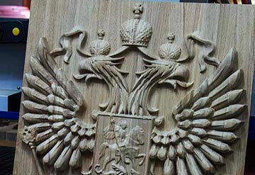 БАРЕЛЬЕФ ГЕРБА РОССИЙСКОЙ ФЕДЕРАЦИИ, ВЫРЕЗАННЫЙ НА СТАНКЕ ЧПУ